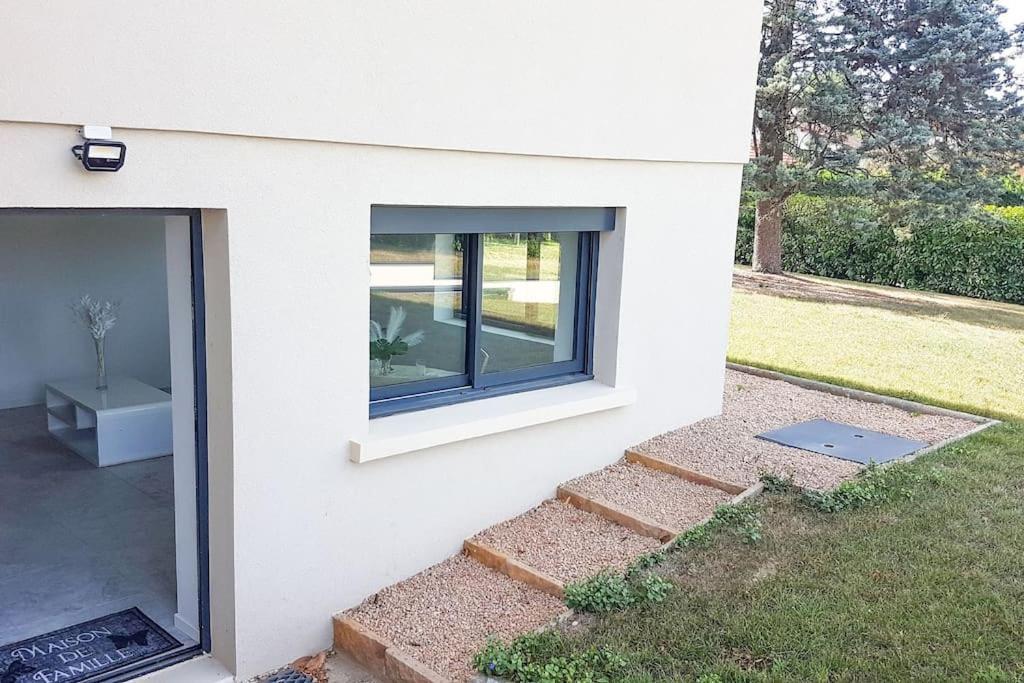 Le Petit Castel, Portes De Lyon Chazay-d'Azergues Екстериор снимка